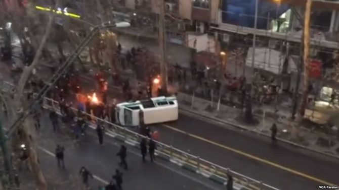 Una de las protestas registradas recientemente en la Avenida Valiasr de Teherán. (Imagen: VOA).