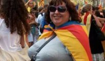 Rosa María Miras Puigpinos, en una manifestación independentista, con una estelada sobre los hombros.