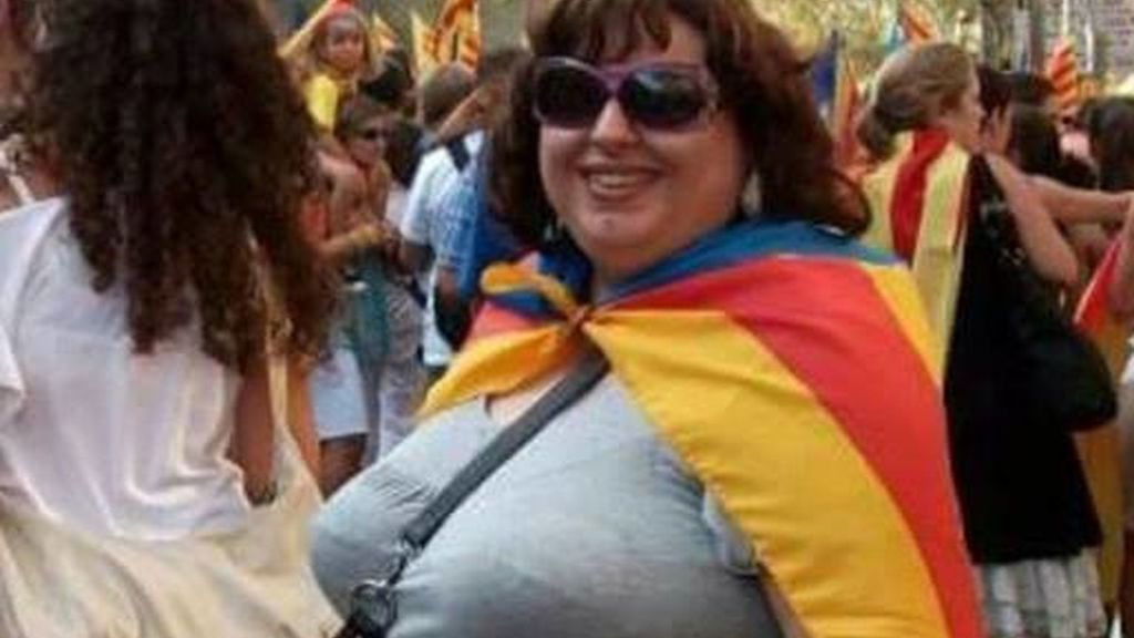 Rosa María Miras Puigpinos, en una manifestación independentista, con una estelada sobre los hombros.
