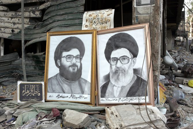 En la imagen, sendos retratos del líder de Hezbolá, Hasán Nasrala (izquierda), y el Líder Supremo de Irán, ayatolá Alí Jamenei (derecha), en Beirut, el Líbano, en 2006. (Foto: Marco Di Lauro/Getty Images).