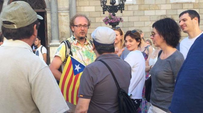 Catalanes increpan a un guía que usa la estelada como bandera de Cataluña