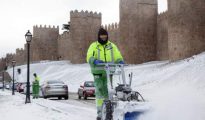 Un operario retira la nieve acumulada junto a la Muralla de Ávila, que amanecía bajo un manto blanco debido al temporal de frío y nieve que afecta a gran parte del país.
