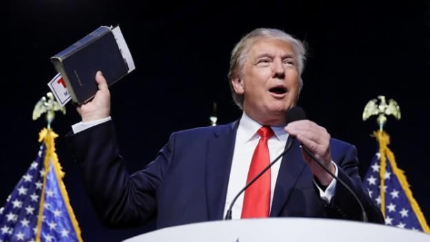 Trump con la Biblia, en uno de sus mítines.