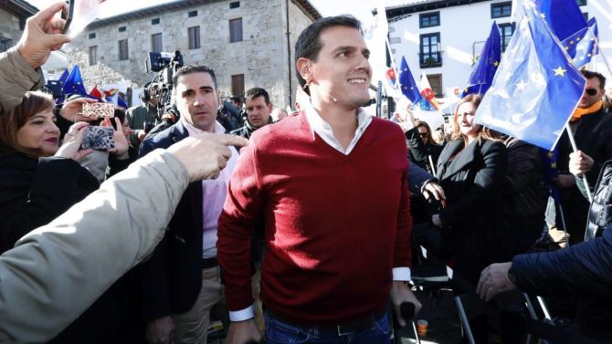 Albert Rivera, rodeado de banderas europeas