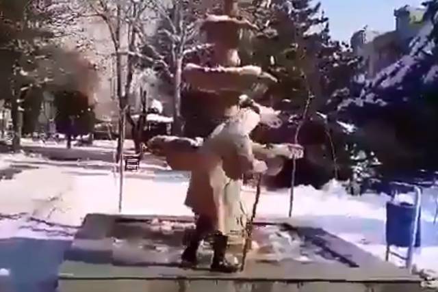 Una anciana iraní se quita el velo para denunciar el 'hiyab' obligatorio