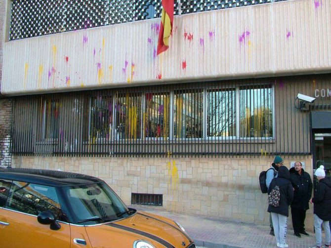 La comisaría de Tarrasa fue atacada por seis encapuchados