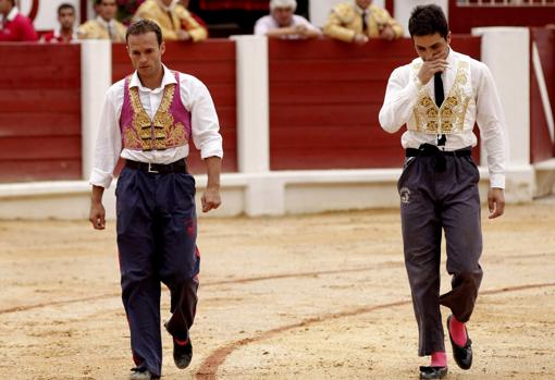 Ferrera y Castaño, con pantalón de monosabio, camino de la enfermería