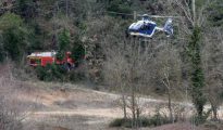 Un helicóptero de la Gendarmería francesa, en la zona donde se estrellaron dos aparatos este viernes