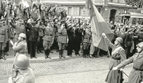Sobre estas líneas, Himmler, presidiendo un desfile en Barcelona en 1940