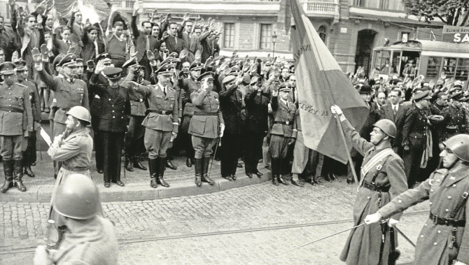 Sobre estas líneas, Himmler, presidiendo un desfile en Barcelona en 1940