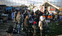 Calais, Francia, 8 de octubre de 2016: inmigrantes del campo denominado La Jungla, poco antes de que fuera clausurado por las autoridades.