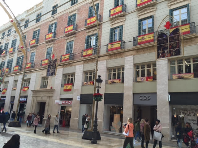 La calle Larios de Málaga repleta de banderas españolas, esta mañana.