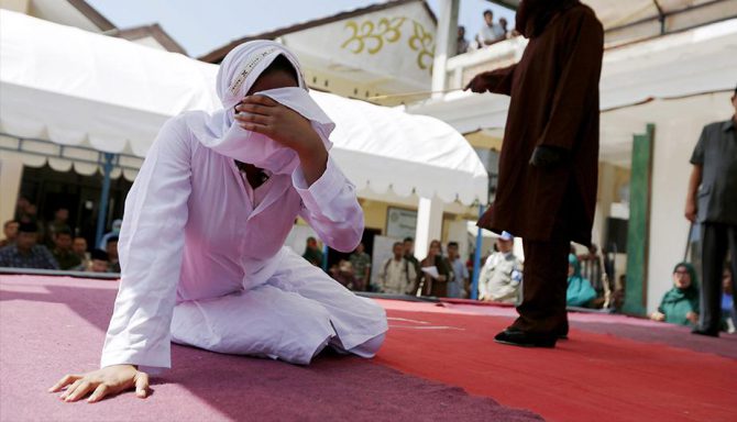 Una mujer indonesia recibe 26 latigazos por tener sexo fuera del matrimonio.