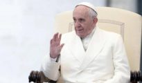 El Papa Francisco saluda a los fieles a su llegada a la Plaza de San Pedro del Vaticano