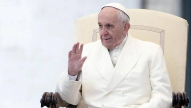 El Papa Francisco saluda a los fieles a su llegada a la Plaza de San Pedro del Vaticano 
