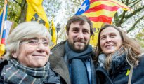 Clara Ponsati (I), junto a Meritxell Serret y Antoni Comin.