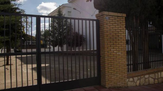 Puerta del colegio donde estudiaban los presuntos agresores y la víctima