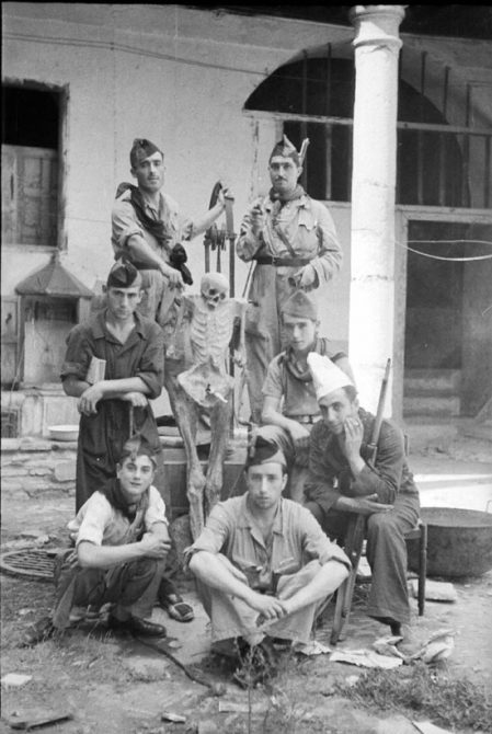 Milicianos rojos profanando el cadáver de un sacerdote en Sevilla.