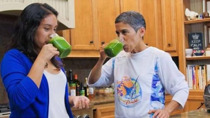 La youtuber Mari López junto a su sobrina, en uno de los vídeos del canal - YOUTUBE