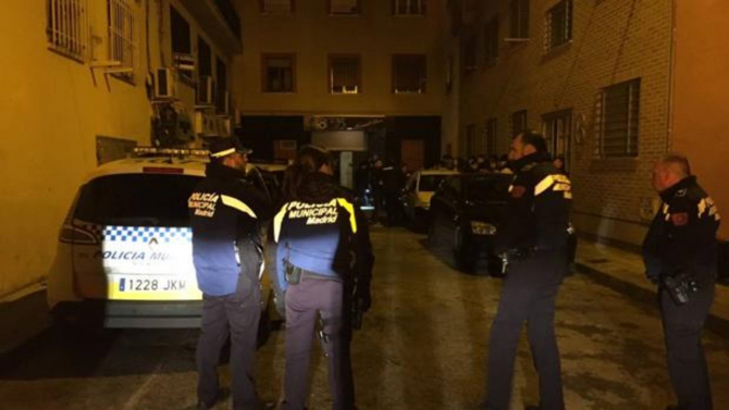 Agentes de la Policía Municipal frente al bar Hassel, en Usera - EMERGENCIAS MADRID