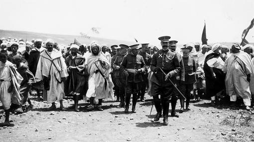 El general Silvestre recorre las posiciones de Melilla