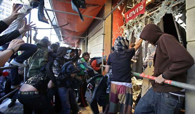 Separatistas de ultraizquierda destrozando escaparates en Barcelona.
