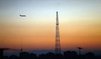Un avión sobrevuela el cielo de la capital iraní