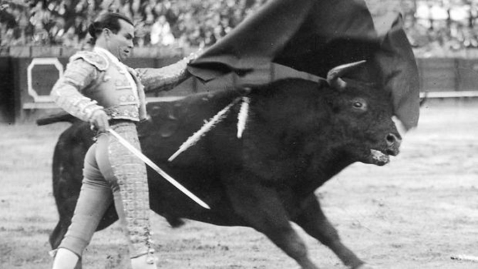 Domingo Ortega, en un soberano pase de pecho