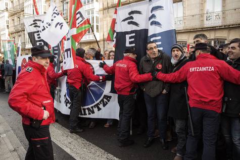 Los sindicatos de la Ertzaintza se concentran frente al Parlamento Vasco