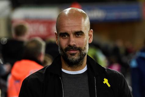 Pep Guardiola luciendo un lazo amarillo, símbolo del independentismo.