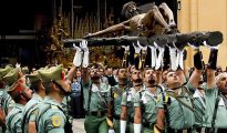 Los legionarios con el Cristo de la Buena Muerte.