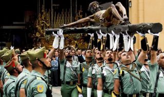 Los legionarios con el Cristo de la Buena Muerte.