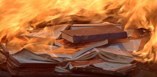 La 'comisión de la verdad' del PSOE podría llevarnos a imágenes como esta, de libros quemados 