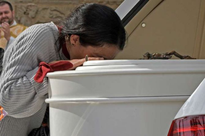 La madre de Gabriel se despide de su hijo durante el funeral