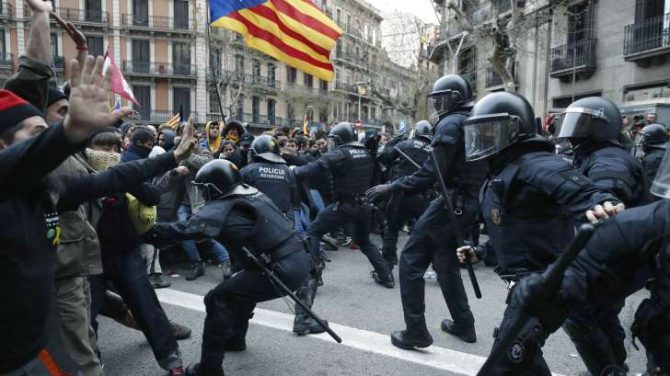  Los Mossos d'Esquadra impiden el paso de manifestantes en las inmediaciones de la Delegación del Gobierno en Cataluña este domingo. 