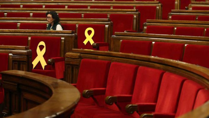 La presidenta del grupo parlamentario de ERC, Marta Rovira, junto a los lazos amarillos. 
