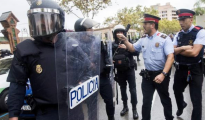 Mossos d'Esquadra y agentes de la Policía Nacional el día del referénduim