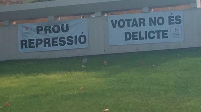 Pancartas en los estudios centrales de Sant Joan Despí