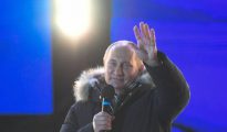 Putin ante miles de personas congregadas en la plaza del Manezh de Moscú