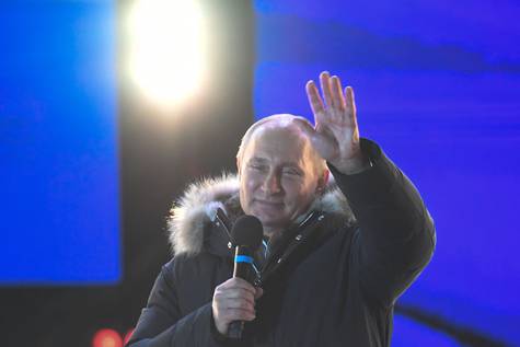 Putin ante miles de personas congregadas en la plaza del Manezh de Moscú