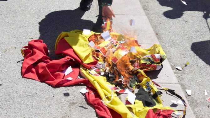 Quema de bandera española en la Universidad Autónoma de Barcelona.