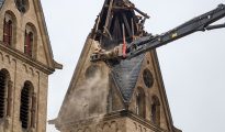 Demolición de una de las torres de la Iglesia de San Lamberto en Immerath, Alemania, el 9 de enero de 2