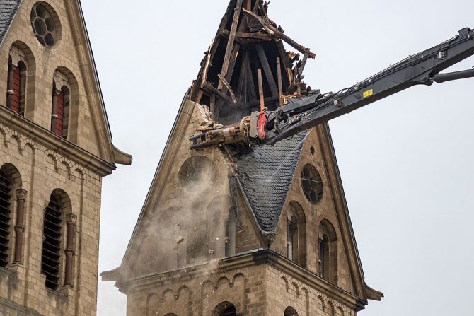 Demolición de una de las torres de la Iglesia de San Lamberto en Immerath, Alemania, el 9 de enero de 2