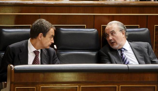 José Luis Rodríguez Zapatero (i) conversa con Pedro Solbes en el Congreso.