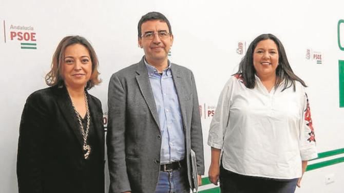 Dolores Amo (derecha) junto a la alcaldesa y a Mario Jiménez