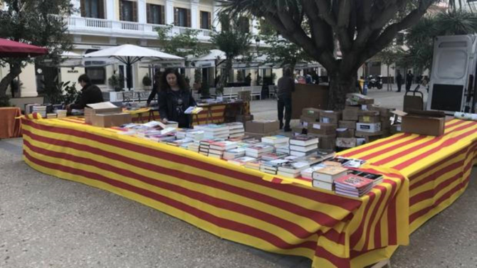 Una de las mesas dispuestas por el Ayuntamiento ibicenco durante el pasado Día del Libro 