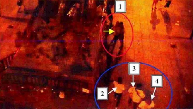 Miembros de La Manada junto a la denunciante instantes antes de los hechos.