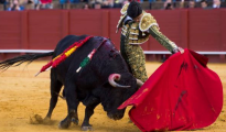 Pablo Aguado, a izquierdas durante su faena al tercer toro en Sevilla