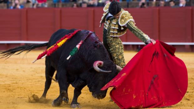 Pablo Aguado, a izquierdas durante su faena al tercer toro en Sevilla