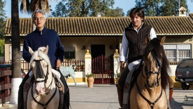 Andrea Bocelli y Diego Ventura, a caballo en la finca del rejoneador en La Puebla del Río
